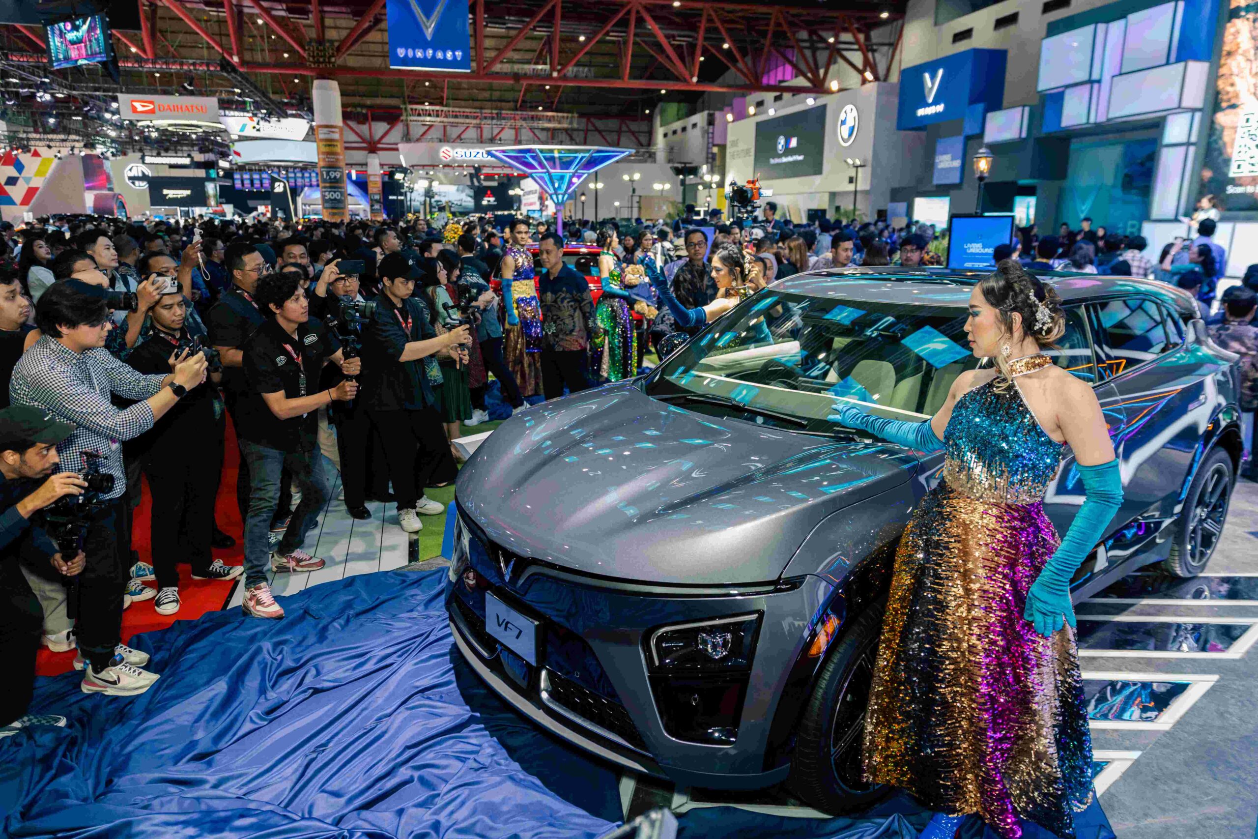 Photo 3 scaled Hadir di IIMS 2024, VinFast Resmi Meluncurkan Model Mobil Listrik Kemudi Kanan Pertamanya Di Indonesia