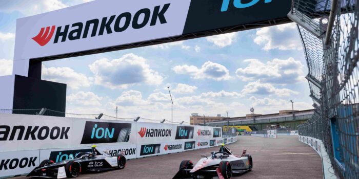 Foto 2 Pembalap Formula E setelah garis finish Berlin E-Prix: Pukau para penggemar lewat balapan yang menegangkan dan daya cengkram Hankook yang tinggi